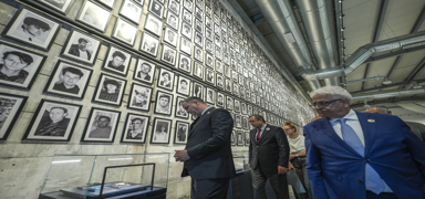 Srebrenitsa'daki mzede soykrm kurbanlarnn hatralar yaatlyor