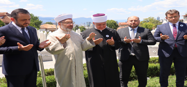 Diyanet ��leri Ba�kan� Erba�, Aliya �zetbegovi�'in kabrini ziyaret etti