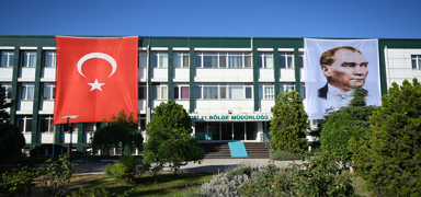 Trakya'da kamu binalarna 'Terrsz Trkiye'ye destek iin Trk bayra asld