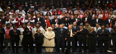 Cumhurba�kan� Erdo�an 'En Uzun Gece' destan�n�n ilk temsiline kat�ld�