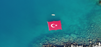 Deniz yzeyine dev Trk bayra ald