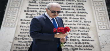 TBMM Bakan Kurtulmu, 15 Temmuz'da Meclis'te bombalanan alanlara karanfil brakt