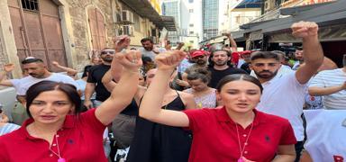 zmir'de iilerin eylemi sryor! Cemil Tugay'n aklamalarna sert tepki