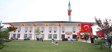 Depremde hasar alan cami yeniden in�a edildi