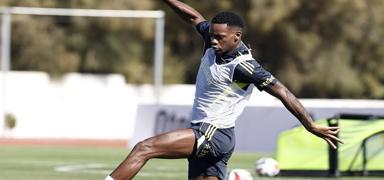 Fenerbah�e haz�rl�klar�n� s�rd�r�yor