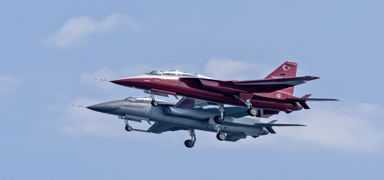 Hava savunmas�n�n g�zbebe�i �stanbul semalar�nda: Prototipi b�yle g�z doldurdu