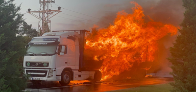 Nev�ehir'de plastik y�kl� t�r alevlere teslim oldu