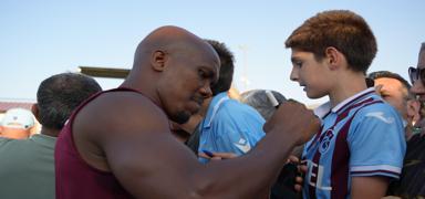 Trabzonspor'da futbolcular Erzurum'da taraftarla bulu�tu