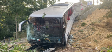 Servis otob�s� �arampole yuvarland�