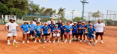 �rd�nl� tenis�iler kamp i�in Adana'da