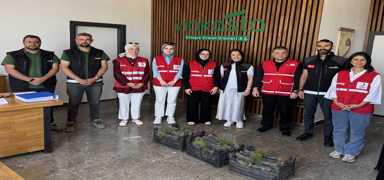 Fabrika sahiplerinden fidan ba����! Okul bah�esinde ��rencilerle birlikte ye�erecekler