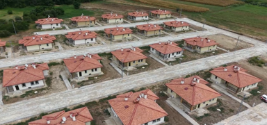 Asrn felaketinin yaralar sarlyor: Ky evleri teslim edildi