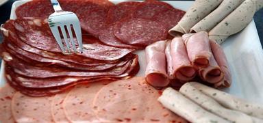 Dana salam diye domuz eti yedirmiler