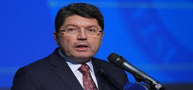 Kediye �iddet cezas�z kalmad�... Bakan Tun�: Bu g�r�nt�ler ne vicdanen ne de hukuken kabul edilemez