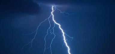 Denizli'de y�ld�r�m can ald�