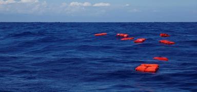 Yemen'de g��menleri ta��yan tekne alabora oldu: 55 can kayb�