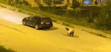 Tepki �eken g�r�nt�! E�e�i arabaya ba�lay�p, zorla s�r�klediler