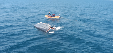 Marmara Denizi'nde bir tekne par�alanm�� halde bulundu