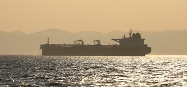 Makine arzas yapan gemi gvenli blgeye demirletildi