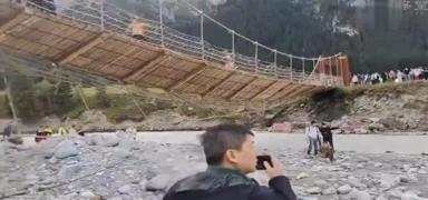 �in'de asma k�pr�n�n halat� koptu! 29 ki�i a�a�� d��t�