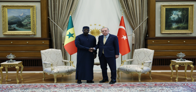 T�rkiye'yi ziyaret eden Senegal Ba�bakan� Sonko onuruna ak�am yeme�i verildi