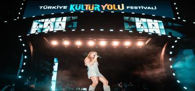 Derya Ulu�, Nev�ehir'de sahne ald�... �nsanl�k ve bar�� i�in �a�r� yapt�