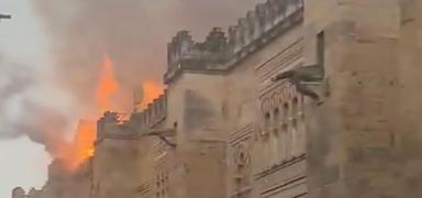 End�l�s'�n simgesinde yang�n pani�i: Kurtuba Cami-Katedrali'nden alevler y�kseldi