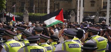 �ngiliz polisinden Filistin'e destek g�sterisine sert m�dahale