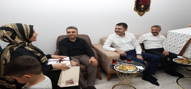 Bakan Kurum evine kavu�an aileye misafir oldu