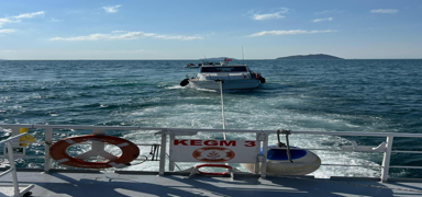 �stanbul Bo�az�'nda s�r�klenen tekne kurtar�ld�