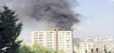 �stanbul'da yang�n pani�i! 13 katl� bina tahliye edildi
