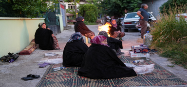 Bal�kesir'de 6.1 b�y�kl���nde deprem! Vatanda�lar geceyi sokakta ge�irdi