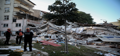 Bal�kesir'de 6.1 b�y�kl���nde deprem! 1 ki�i hayat�n� kaybetti, 29 ki�i yaraland�