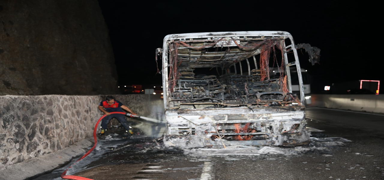 Hatay'da seyir halindeki otobs yand