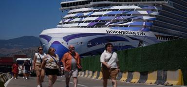 Bodrum'a iki kruvaziyerle turist ak�n�
