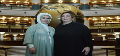Emine Erdo�an, G�rcistan Cumhurba�kan�'n�n e�iyle Millet K�t�phanesi'ne ziyarette bulundu