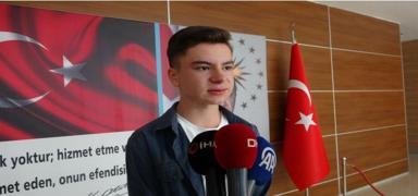 Bayrak hassasiyetiyle g�n�lleri fetheden gen�, vali taraf�ndan a��rland�