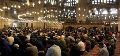 Cuma hutbesinde dikkat �ekildi: Hasta olmad��� halde rapor alarak i�e gitmemek kul hakk�d�r