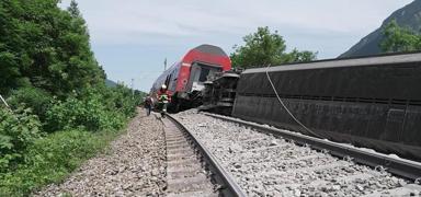 H�zl� seyahat felaket getirdi: Raydan ��kan trende �ok say�da yaral� var