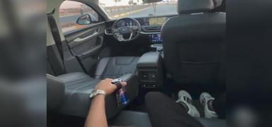 Direksiyona pet �i�e s�k��t�r�p videoya ald�