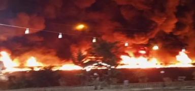 Alevler i�indeki t�r korku sa�t�! M��teriler panik i�inde ka�t�lar