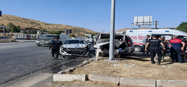 Bitlis'te iki otomobil �arp��t�: 7 yaral�