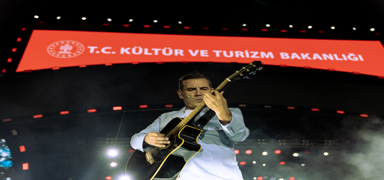 Ferhat G��er Erzurum K�lt�r Yolu Festivali'nde konser verdi!