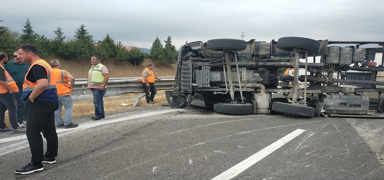 Asfalt y�kl� kamyon devrildi! �stanbul istikameti ula��ma kapal�