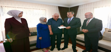 Bakan Tekin, Cumhurba�kan� Erdo�an'�n mektubunu �ehit ailesine takdim etti