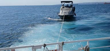 Florya a��klar�nda s�r�klenen tekneyi K�y� Emniyeti kurtard�