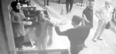 Markette deh�et! Eski k�z arkada��na sald�rd�, ay�rmak isteyen ki�iyi b��aklad�