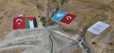 Ahlat'ta anlaml� g�r�nt�: Dev T�rk ve Filistin bayra�� yan yana