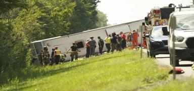 New York'ta otob�s devrildi: 5 can kayb�