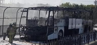 Yolcular son anda kurtar�ld�... �stanbul'da otob�s alev topuna d�nd�